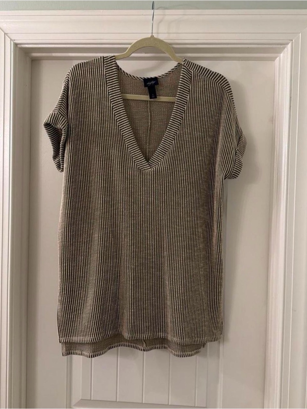 Daytrip Beige & White Ribbed V-Neck Tunic